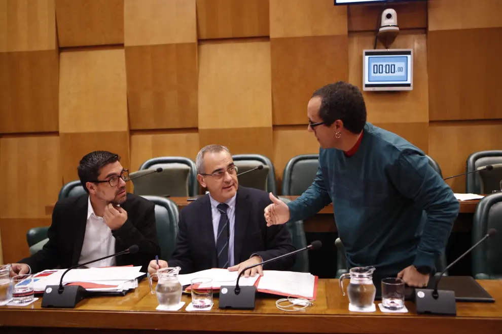 Cubero llama racista y homófobo a Julio Calvo en la comisión de Hacienda y María Navarro le llama tres veces la atención.