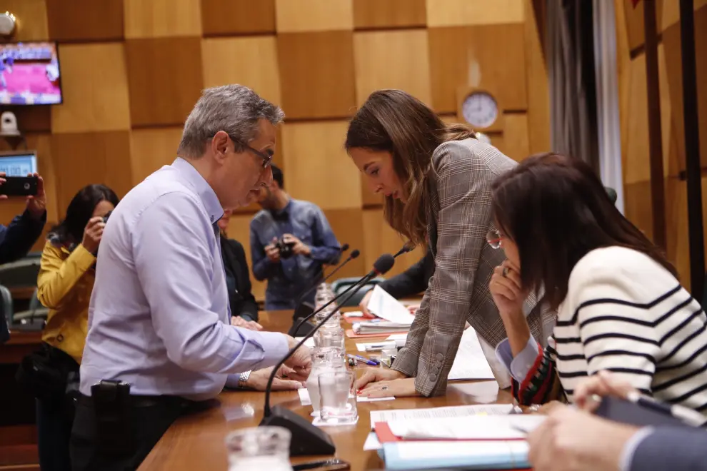 El portavoz de Vox, Julio Calvo, conversa con la concejal de Hacienda, María Navarro, este martes,