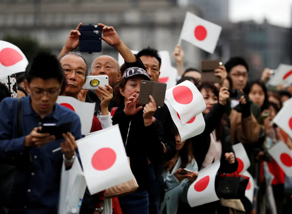People react as Japan's Emperor Naruhito departs the Imperial Palace after his enthronement ceremony in Tokyo, Japan October 22, 2019.  REUTERS/Edgar Su [[[REUTERS VOCENTO]]] JAPAN-EMPEROR/ENTHRONEMENT