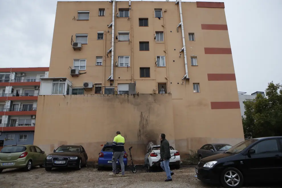 Tres coches calcinados en el barrio Oliver de Zaragoza