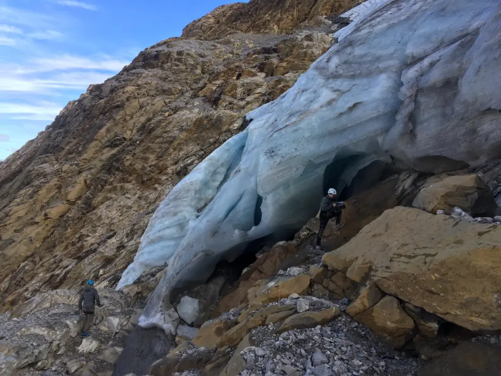 Los investigadores en el glaciar a principios de octubre. Los acompañó un equipo del programa Informe Semanal de TVE.