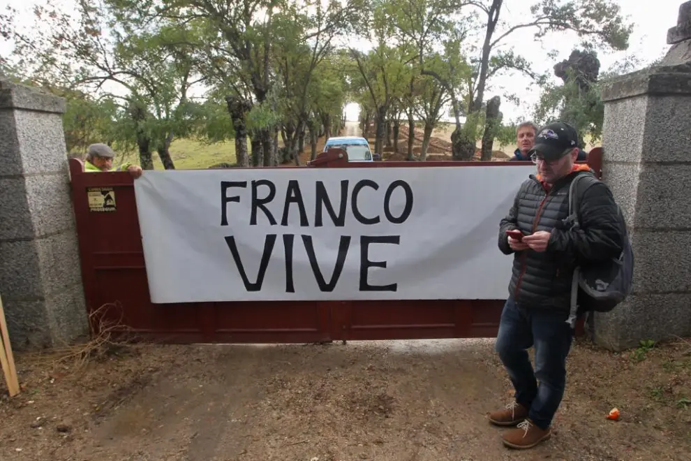 Una pancarca con la frase: "Franco vive", frente a la puerta del Valle de los Caídos ante la exhumación de Franco