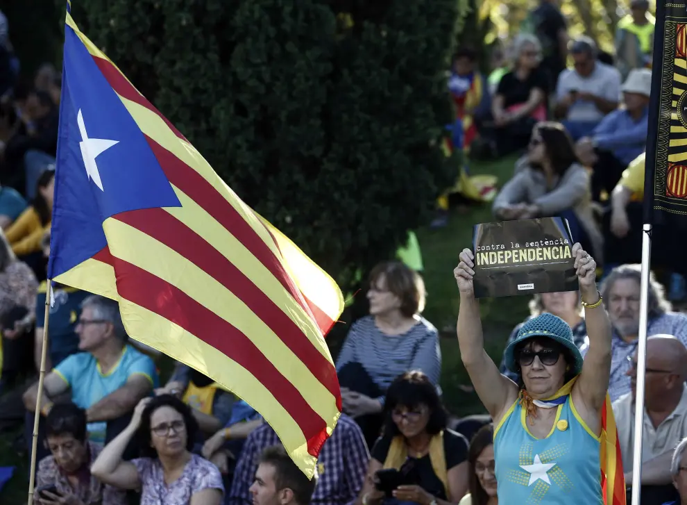 Miles de personas se manifiestan en Barcelona contra la sentencia del procés