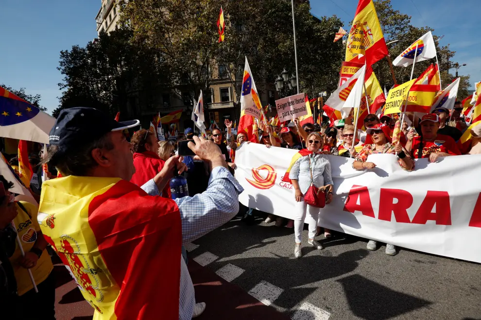 Supporters of Spanish unity attend a demonstration to call for co-existence in Catalonia and an end to separatism, in Barcelona, Spain, October 27, 2019. REUTERS/Albert Gea [[[REUTERS VOCENTO]]] SPAIN-POLITICS/CATALONIA-PROTEST-UNITY