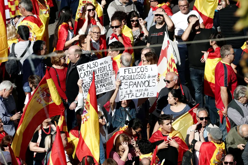 Supporters of Spanish unity attend a demonstration to call for co-existence in Catalonia and an end to separatism, in Barcelona, Spain, October 27, 2019. REUTERS/Sergio Perez [[[REUTERS VOCENTO]]] SPAIN-POLITICS/CATALONIA-PROTEST-UNITY