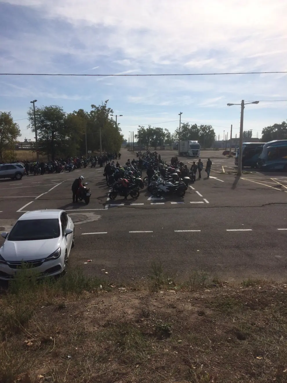 Concentración motorista en Zaragoza por la seguridad en las carreteras.