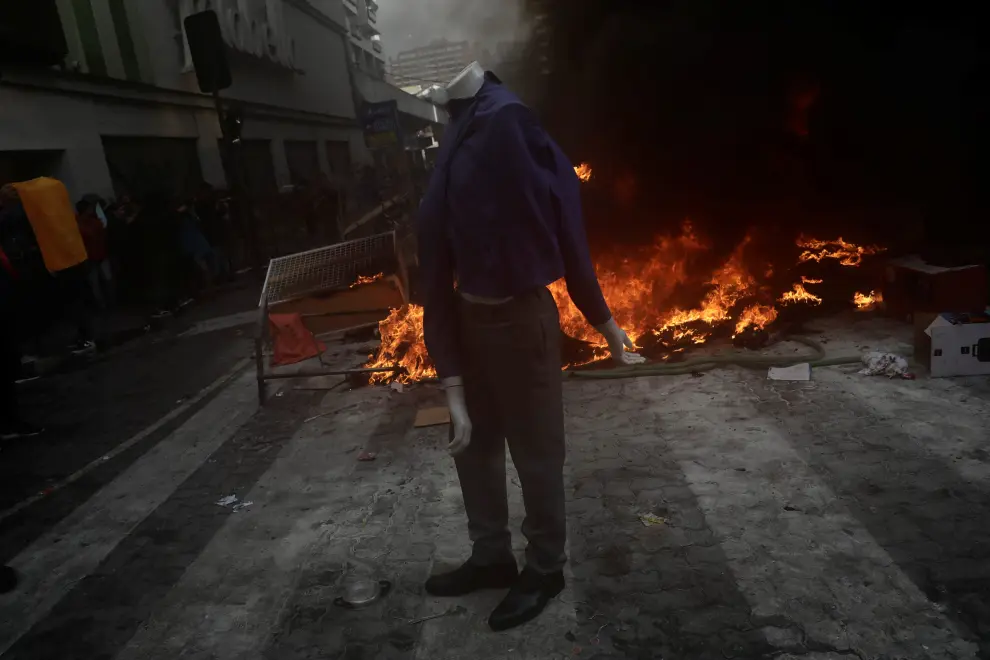 A man walks past riot policemen during a protest against Chile's state economic model in Concepcion, Chile October 28, 2019. REUTERS/Juan Gonzalez NO RESALES. NO ARCHIVES. [[[REUTERS VOCENTO]]] CHILE-PROTESTS/