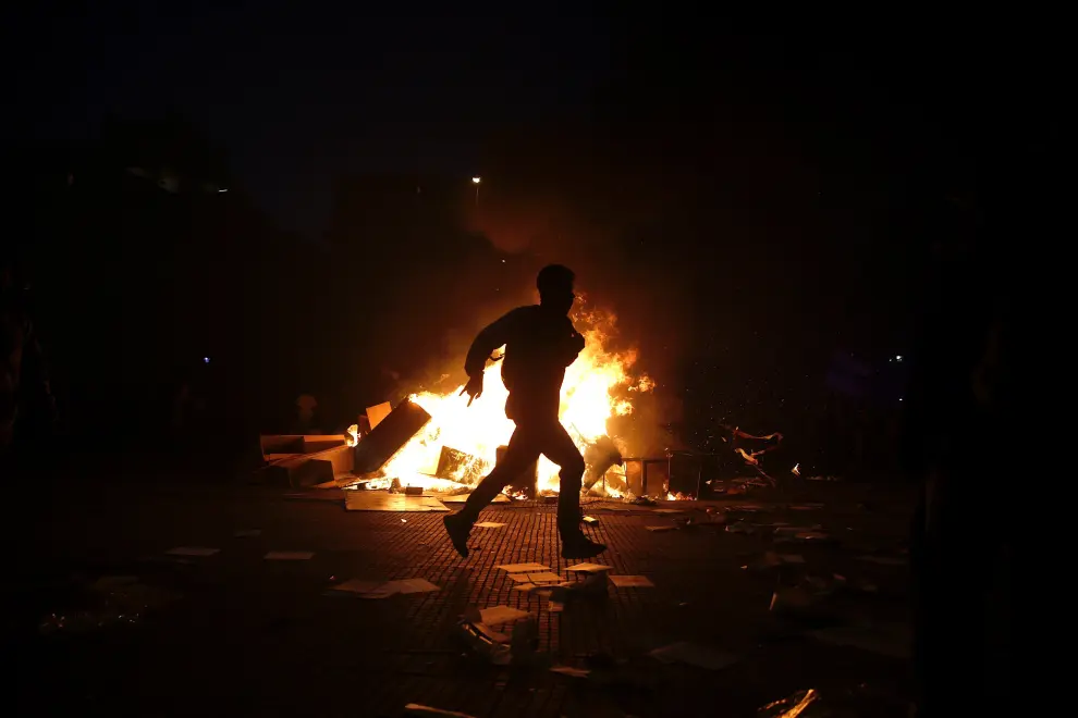 Demonstrators run away while clashing during a protest against Chile's state economic model in Concepcion, Chile October 28, 2019. REUTERS/Juan Gonzalez NO RESALES. NO ARCHIVES. [[[REUTERS VOCENTO]]] CHILE-PROTESTS/