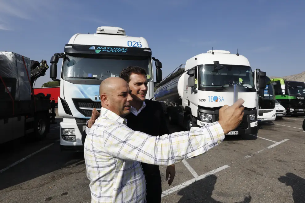 El presidente de Ciudadanos, Albert Rivera, con transportistas de la N-II en Alfajarín