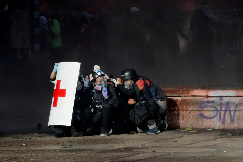 Riot policemen clear the remains of a burnt makeshift barricade during an anti-government protest in Santiago, Chile October 28, 2019. REUTERS/Edgard Garrido     TPX IMAGES OF THE DAY [[[REUTERS VOCENTO]]] CHILE-PROTESTS/