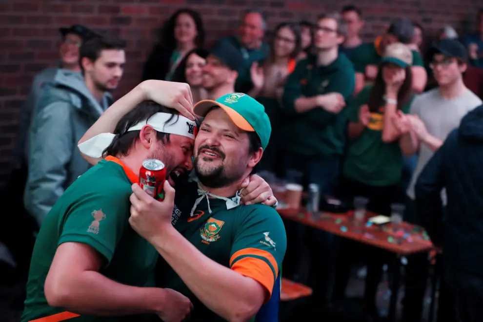 Rugby Union - Rugby World Cup - Final - Fans watch England v South Africa in London - Vauxhall, London, Britain - November 2, 2019  South Africa fans celebrate winning the world cup final  REUTERS/Yara Nardi [[[REUTERS VOCENTO]]] RUGBY-UNION-WORLDCUP-ENG-ZAF/REACTIONS
