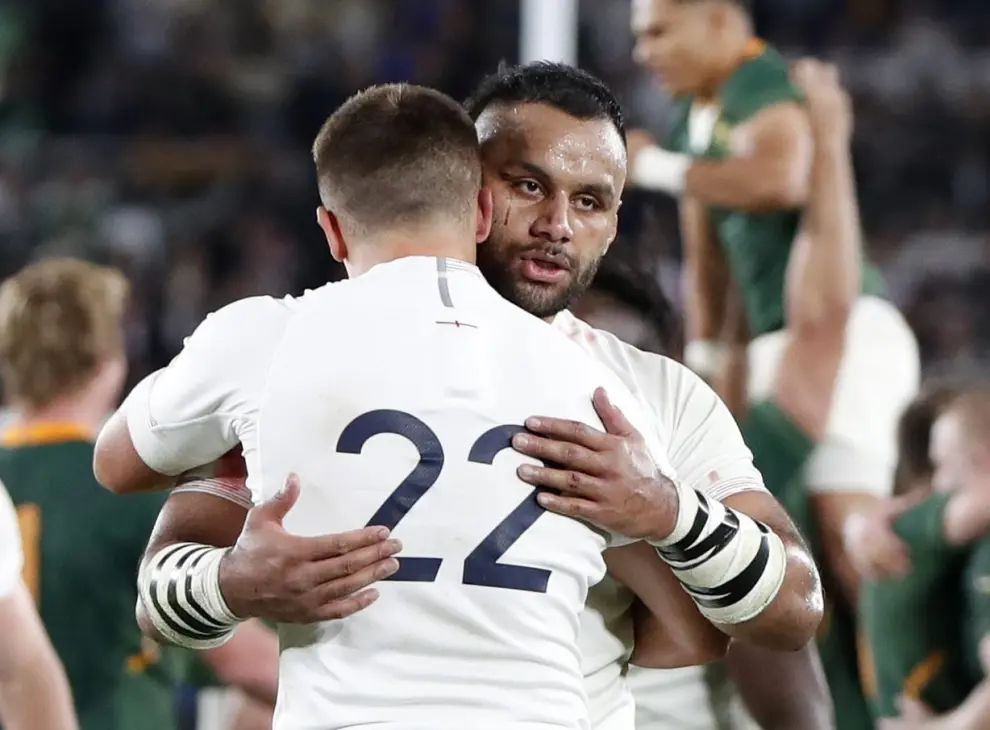 Rugby Union - Rugby World Cup - Final - England v South Africa - International Stadium Yokohama, Yokohama, Japan - November 2, 2019 England's Billy Vunipola embraces England's Henry Slade after the match. REUTERS/Issei Kato [[[REUTERS VOCENTO]]] RUGBY-UNION-WORLDCUP-ENG-ZAF/