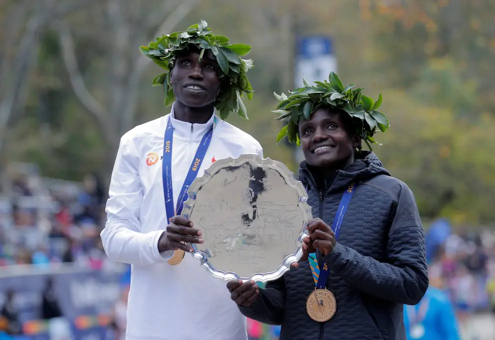 Athletics - New York City Marathon - New York, United States - November 3, 2019  An Orthodox Jewish man in the Williamsburg neighborhood of the borough of Brooklyn crosses a road between the leader of the elite men's race, Ethiopia's Shura Kitata Tola, and the rest of the leading pack   REUTERS/Mark Kauzlarich [[[REUTERS VOCENTO]]] ATHLETICS-NYC/