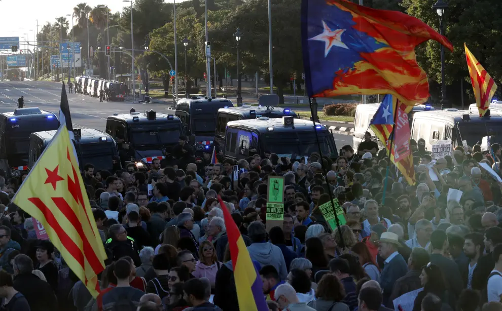 Catalan separatist protesters gather outside the Palau de Congressos de Catalunya where Spain's King Felipe presides over the Princesa de Girona awards ceremony in Barcelona, Spain, November 4, 2019. REUTERS/Enrique Calvo [[[REUTERS VOCENTO]]] SPAIN-POLITICS/CATALONIA-PROTEST-KING