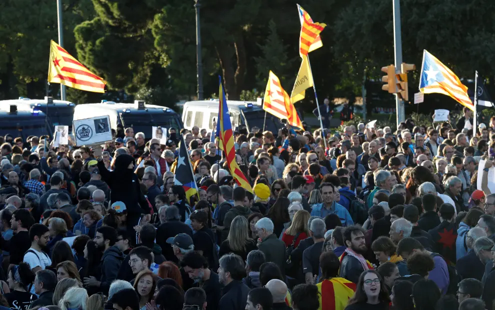 Catalan separatist protesters gather outside the Palau de Congressos de Catalunya where Spain's King Felipe presides over the Princesa de Girona awards ceremony in Barcelona, Spain, November 4, 2019. REUTERS/Albert Gea [[[REUTERS VOCENTO]]] SPAIN-POLITICS/CATALONIA-PROTEST-KING