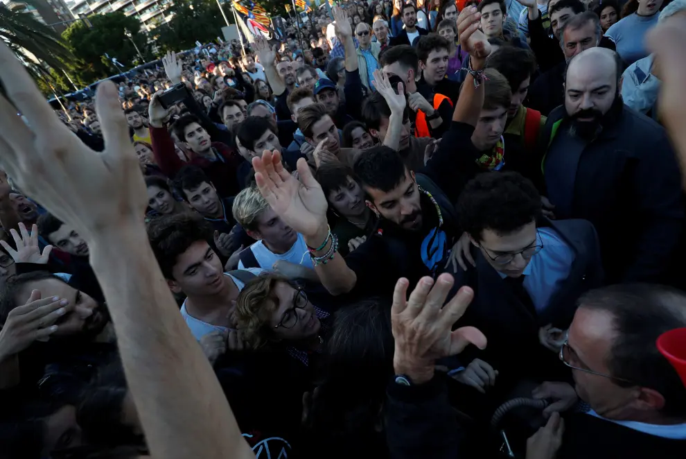 Catalan separatist protesters gather outside the Palau de Congressos de Catalunya where Spain's King Felipe presides over the Princesa de Girona awards ceremony in Barcelona, Spain, November 4, 2019. REUTERS/Albert Gea [[[REUTERS VOCENTO]]] SPAIN-POLITICS/CATALONIA-PROTEST-KING