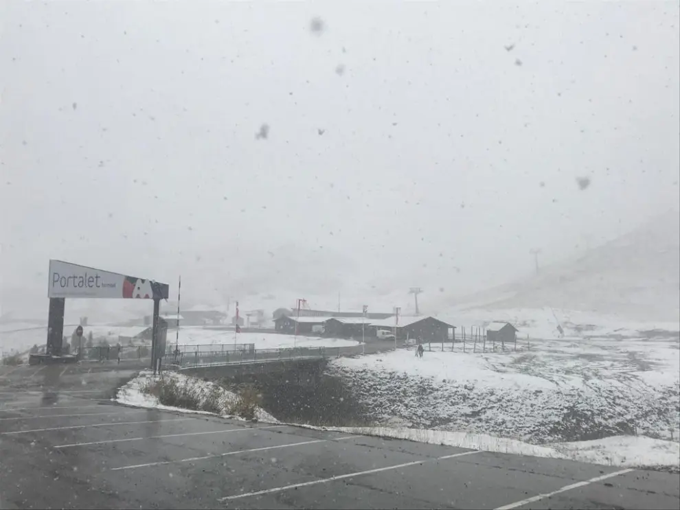 Nieve en el Portalet y la estación de Formigal que ha obligado al uso de cadenas en algunos puntos