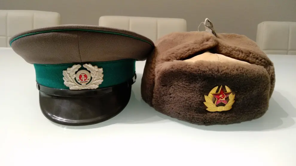 Sombreros que conserva Fernando Gascón Nasarre del día de la caída del Muro de Berlín