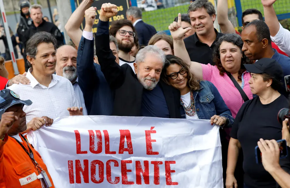 A supporter of Brazil's former President Luiz Inacio Lula da Silva holds a doll in his likeness, as they celebrate his freedom after his release from prison, in Rio de Janeiro, Brazil November 8, 2019. REUTERS/Pilar Olivares [[[REUTERS VOCENTO]]] BRAZIL-CORRUPTION/LULA