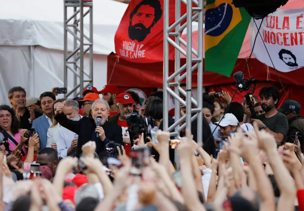Former Brazilian President Luiz Inacio Lula da Silva gestures behind a banner reading "Lula is innocent" after being released from prison, in Curitiba, Brazil November 8, 2019. REUTERS/Rodolfo Buhrer     TPX IMAGES OF THE DAY [[[REUTERS VOCENTO]]] BRAZIL-CORRUPTION/LULA