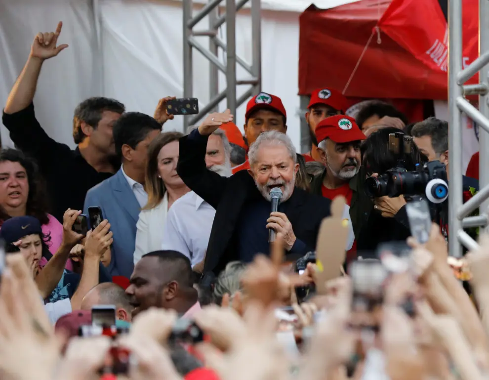 Former Brazilian President Luiz Inacio Lula da Silva gives a speech after being released from prison, in Curitiba, Brazil November 8, 2019. REUTERS/Rodolfo Buhrer [[[REUTERS VOCENTO]]] BRAZIL-CORRUPTION/LULA