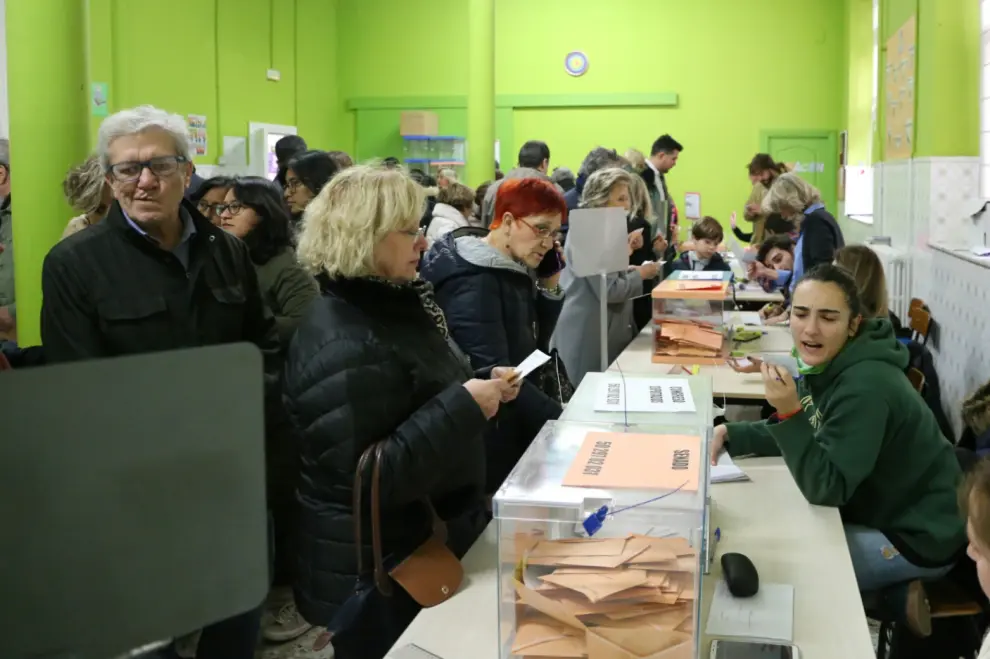 Largas filas para votar en el colegio Cantín y Gamboa de Zaragoza