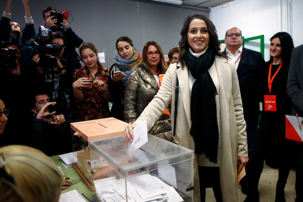 Arrimadas, al depositar su voto en un colegio electoral de Barcelona.