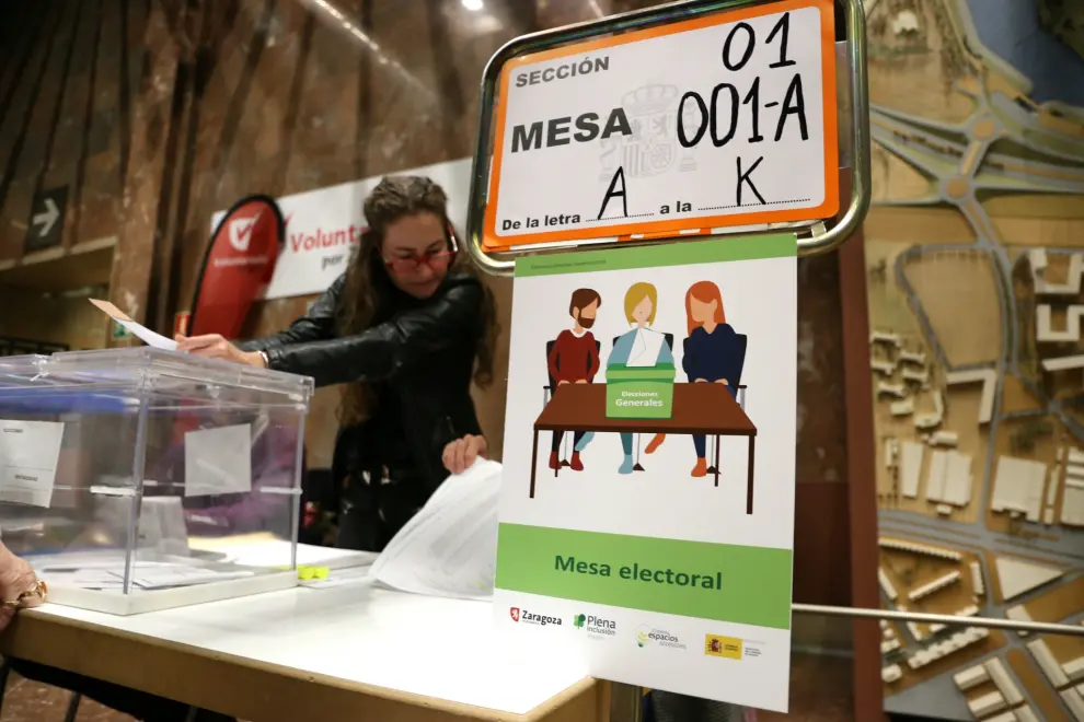 Pictogramas y señalización en el colegio electoral del Ayuntamiento de Zaragoza para ayudar a votar a los discapacitados.