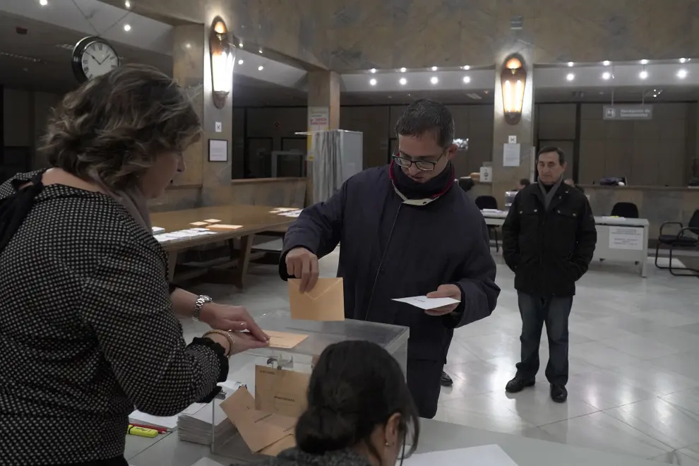 Votaciones en colegios electorales de Teruel.