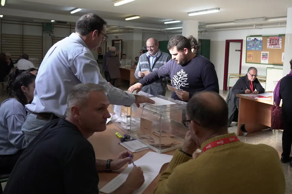 Votaciones en colegios electorales de Teruel.
