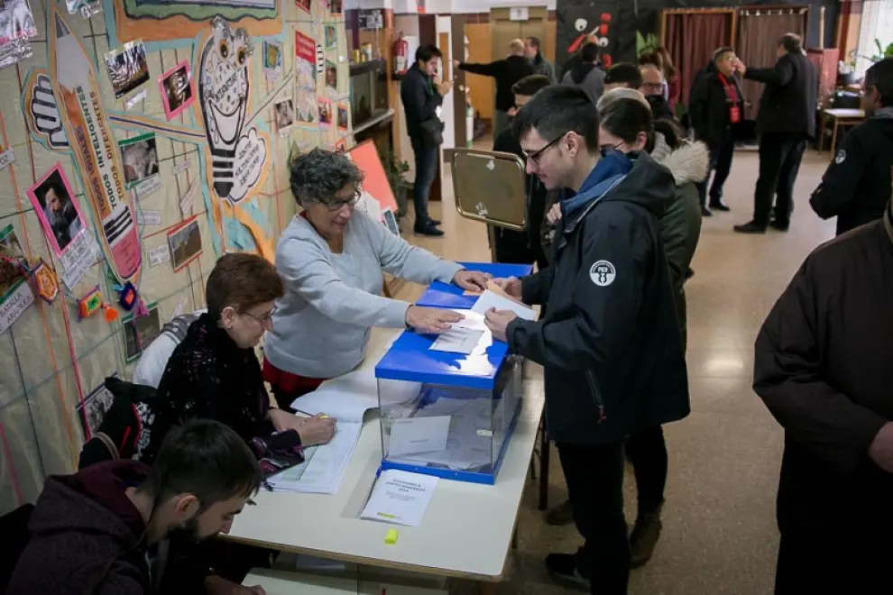 Votaciones en el colegio Puerta Sancho de Zaragoza.