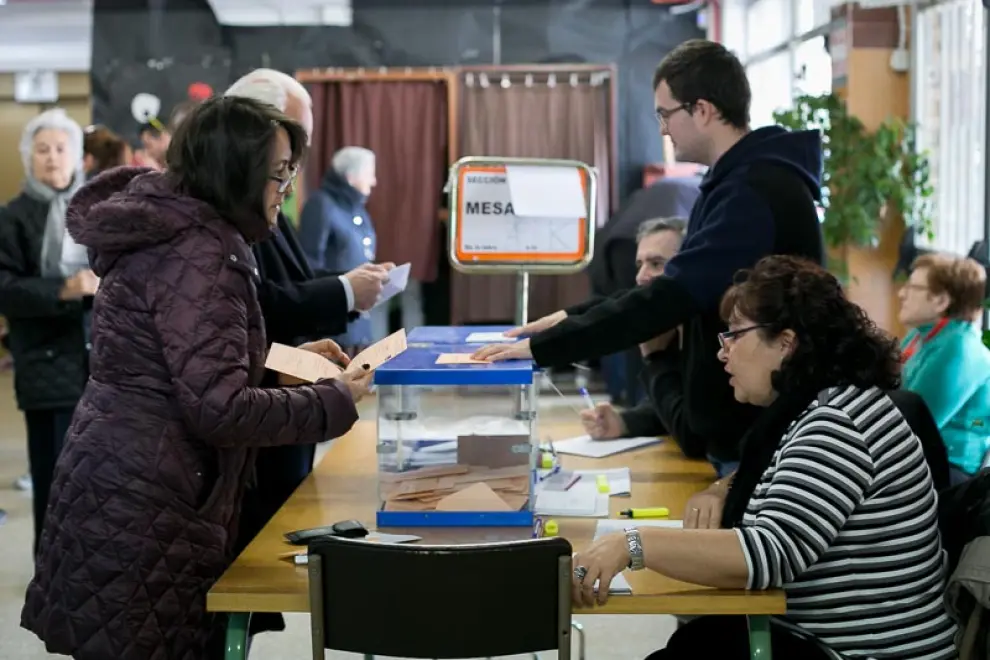 Votaciones en el colegio Puerta Sancho de Zaragoza.