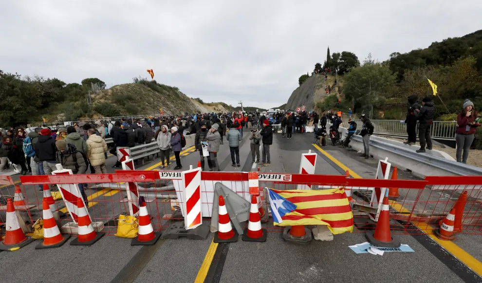 Members of Catalan protest group Democratic Tsunami block AP-7 highway in La Jonquera, north of Spain November 11, 2019. REUTERS/Rafael Marchante [[[REUTERS VOCENTO]]] SPAIN-POLITICS/CATALONIA