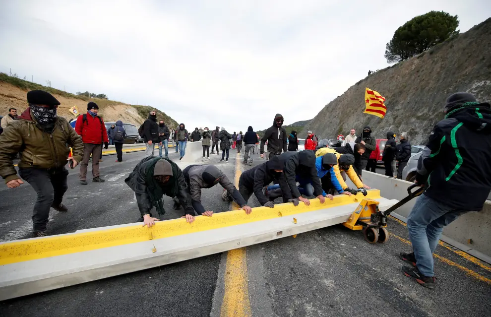 Members of Catalan protest group Democratic Tsunami block AP-7 highway in La Jonquera, north of Spain November 11, 2019. REUTERS/Rafael Marchante [[[REUTERS VOCENTO]]] SPAIN-POLITICS/CATALONIA