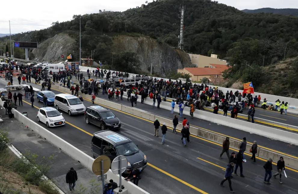 Members of Catalan protest group Democratic Tsunami block AP-7 highway on the French side of the Spanish-French border, November 11, 2019. REUTERS/Rafael Marchante [[[REUTERS VOCENTO]]] SPAIN-POLITICS/CATALONIA