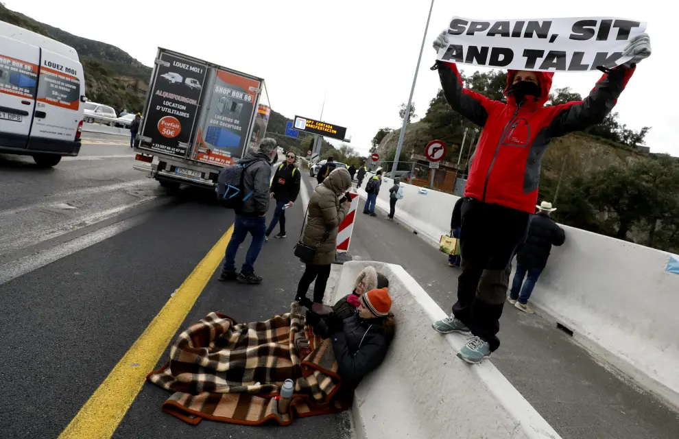 Members of Catalan protest group Democratic Tsunami block AP-7 highway on the French side of the Spanish-French border, November 11, 2019. REUTERS/Rafael Marchante REFILE - CORRECTING LOCATION [[[REUTERS VOCENTO]]] SPAIN-POLITICS/CATALONIA