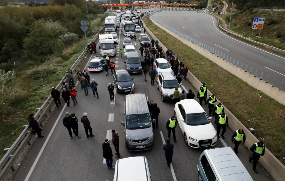 Police block AP-7 highway in La Jonquera, north of Spain November 11, 2019. REUTERS/Rafael Marchante [[[REUTERS VOCENTO]]] SPAIN-POLITICS/CATALONIA