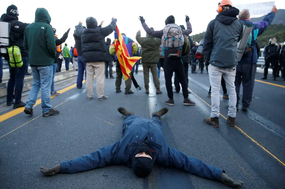A man lies on the ground as members of Catalan protest group Democratic Tsunami clash with French police officers at the AP-7 highway on the French side of the Spanish-French border November 12, 2019.  REUTERS/Rafael Marchante [[[REUTERS VOCENTO]]] SPAIN-POLITICS/CATALONIA