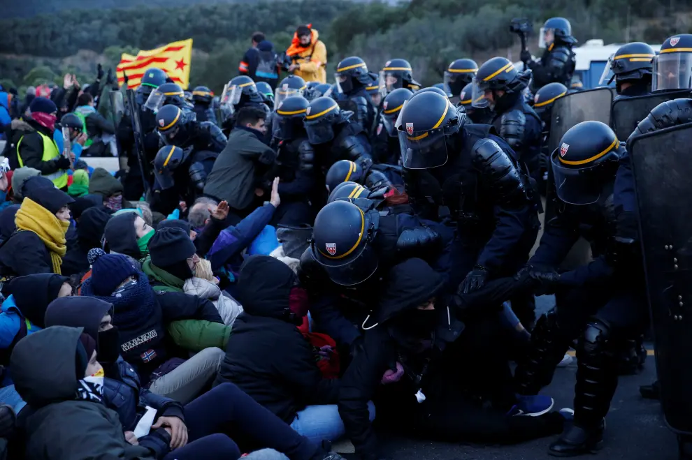 A woman receives medical attention as members of Catalan protest group Democratic Tsunami clash with French police officers at the AP-7 highway on the French side of the Spanish-French border November 12, 2019.  REUTERS/Rafael Marchante [[[REUTERS VOCENTO]]] SPAIN-POLITICS/CATALONIA
