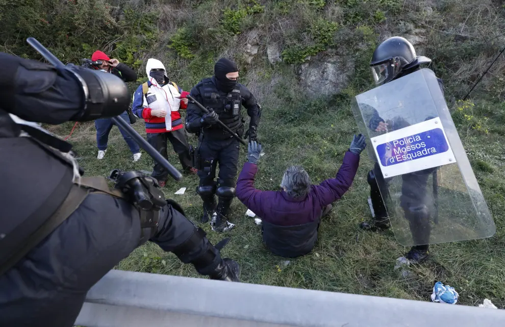 Agentes de los Mossos d'Esquadra detienen a uno de los manifestantes de Tsunami Democratic en la Ap-7, en la frontera francesa.