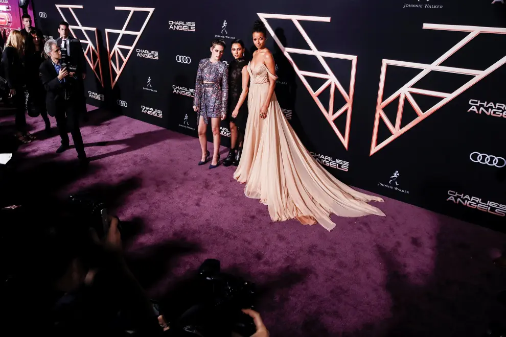 Los Angeles (United States), 12/11/2019.- US actress Elizabeth Banks (L) and her husband Max Handelman (R) pose on the red carpet during the premiere of 'Charlie's Angels' at the Westwood Regency Theater in Los Angeles, California, USA, 11 November 2019. The movie is to be released in US theaters on 15 November. (Cine, Estados Unidos) EFE/EPA/ETIENNE LAURENT Charlie's Angels premiere in Los Angeles