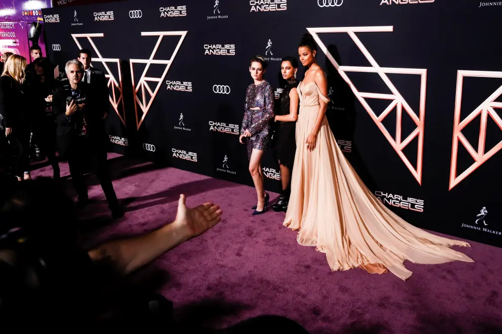 Los Angeles (United States), 12/11/2019.- (L-R) US actress Elizabeth Banks, British actress Ella Balinska, US actress Kristen Stewart and British actress Naomi Scott pose on the red carpet during the premiere of 'Charlie's Angels' at the Westwood Regency Theater in Los Angeles, California, USA, 11 November 2019. The movie is to be released in US theaters on 15 November. (Cine, Estados Unidos) EFE/EPA/ETIENNE LAURENT Charlie's Angels premiere in Los Angeles