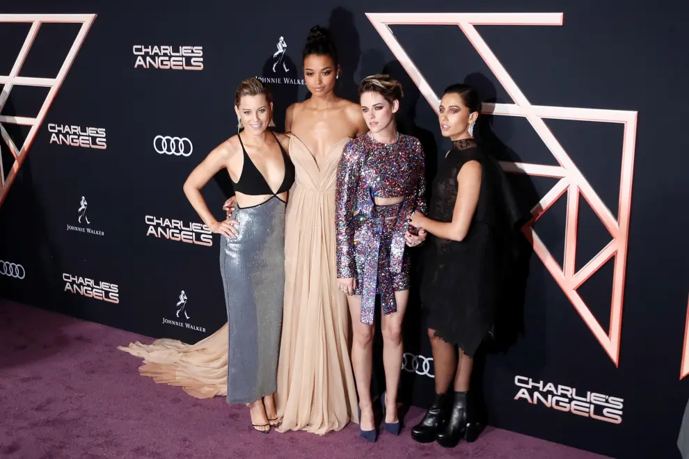 Los Angeles (United States), 12/11/2019.- (L-R) US actress Elizabeth Banks, British actress Ella Balinska, US actress Kristen Stewart and British actress Naomi Scott pose on the red carpet during the premiere of 'Charlie's Angels' at the Westwood Regency Theater in Los Angeles, California, USA, 11 November 2019. The movie is to be released in US theaters on 15 November. (Cine, Estados Unidos) EFE/EPA/ETIENNE LAURENT Charlie's Angels premiere in Los Angeles