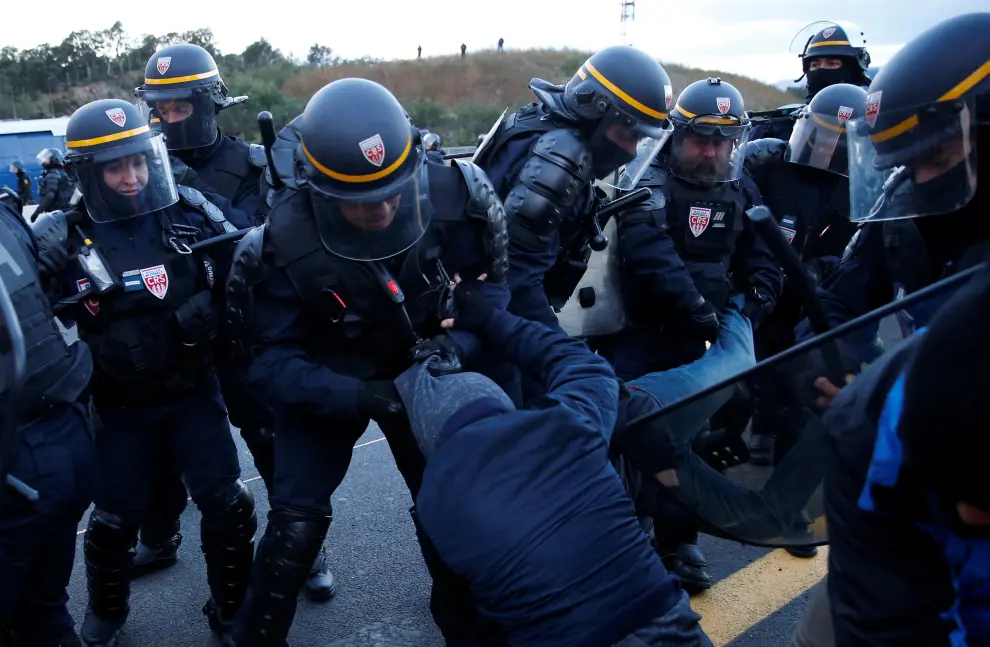 Members of Catalan protest group Democratic Tsunami clash with French police officers at the AP-7 highway on the French side of the Spanish-French border November 12, 2019.  REUTERS/Rafael Marchante [[[REUTERS VOCENTO]]] SPAIN-POLITICS/CATALONIA