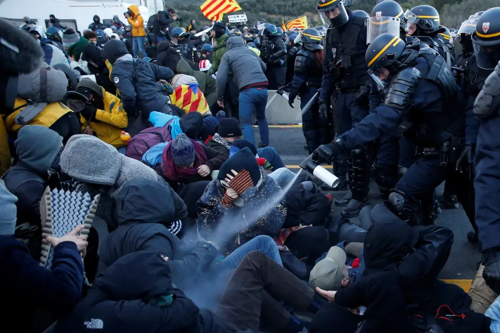 Members of Catalan protest group Democratic Tsunami clash with French police officers at the AP-7 highway on the French side of the Spanish-French border November 12, 2019. REUTERS/Rafael Marchante [[[REUTERS VOCENTO]]] SPAIN-POLITICS/CATALONIA