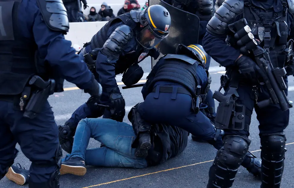 Members of Catalan protest group Democratic Tsunami clash with French police officers at the AP-7 highway on the French side of the Spanish-French border November 12, 2019.  REUTERS/Rafael Marchante [[[REUTERS VOCENTO]]] SPAIN-POLITICS/CATALONIA
