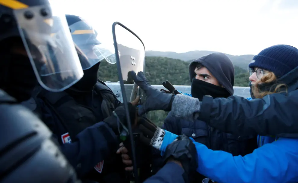 French police officers clash with a member of Catalan protest group Democratic Tsunami at the AP-7 highway on the French side of the Spanish-French border November 12, 2019.  REUTERS/Rafael Marchante [[[REUTERS VOCENTO]]] SPAIN-POLITICS/CATALONIA