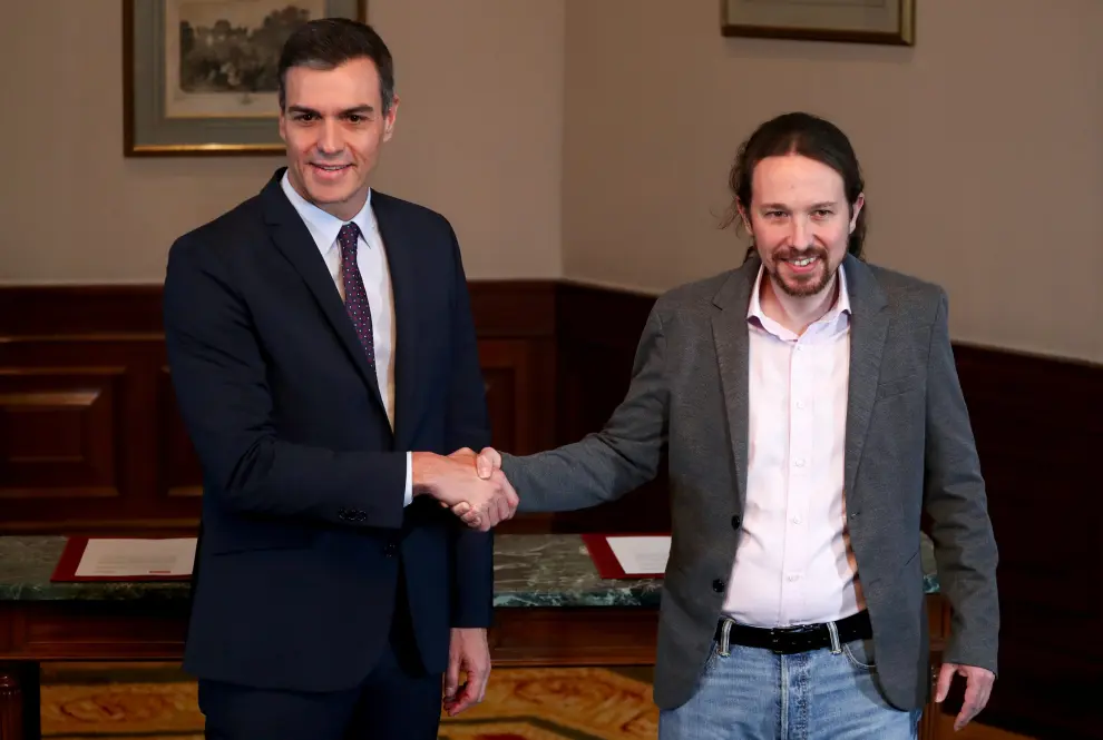 Pedro Sánchez y Pablo Iglesias, durante la firma del preacuerdo para formar un gobierno de coalición