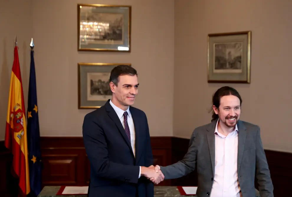 Spanish acting Prime Minister Pedro Sanchez and Unidas Podemos (Together We Can) leader Pablo Iglesias shake hands during a news conference at Spain's Parliament in Madrid, Spain, November 12, 2019. REUTERS/Sergio Perez [[[REUTERS VOCENTO]]] SPAIN-ELECTION/