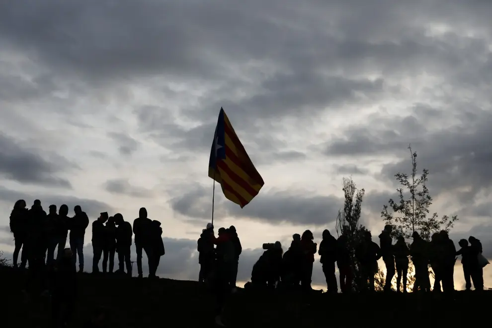 Demonstrators hold an Estelada (Catalan separatist flag) as members of Catalan protest group Democratic Tsunami block the AP-7 highway in Girona, Spain November 13, 2019. REUTERS/Rafael Marchante [[[REUTERS VOCENTO]]] SPAIN-POLITICS/CATALONIA
